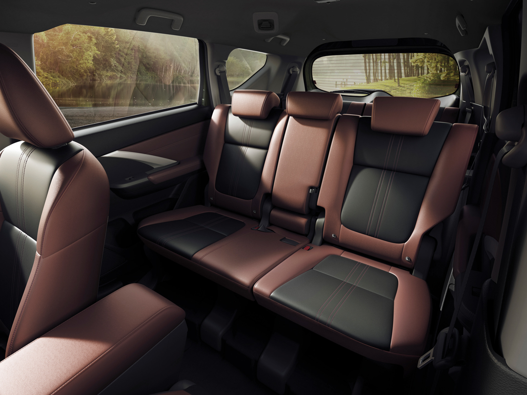 New Xpander Cross Arm Rest Baru di Baris Kedua dengan Cup Holder